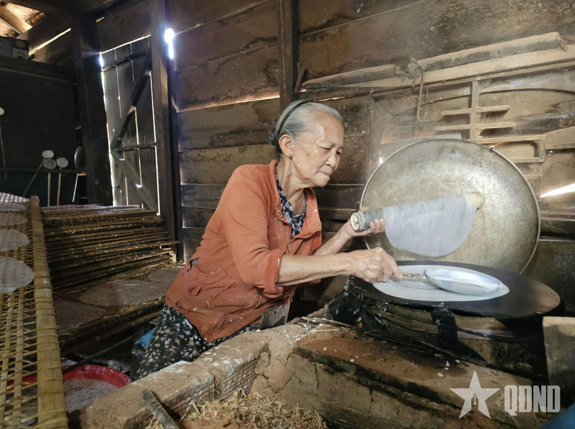 Giữ nghề bánh tráng tay